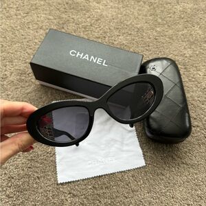 CHANEL Elegant Black Sunglasses
